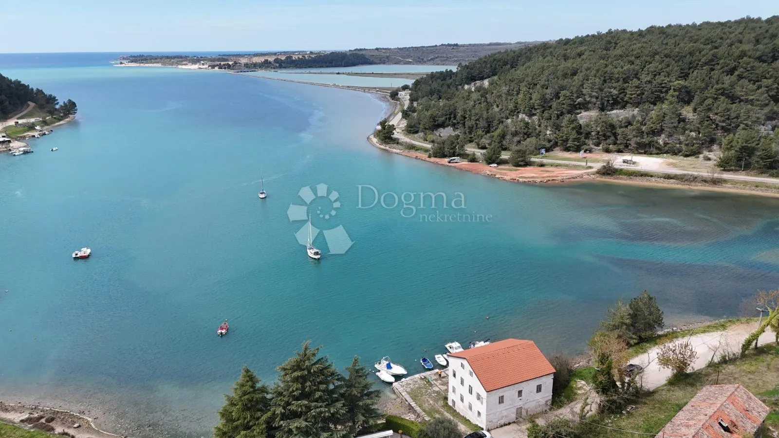 Povijesni ljetnikovac s privatnim molom - cover