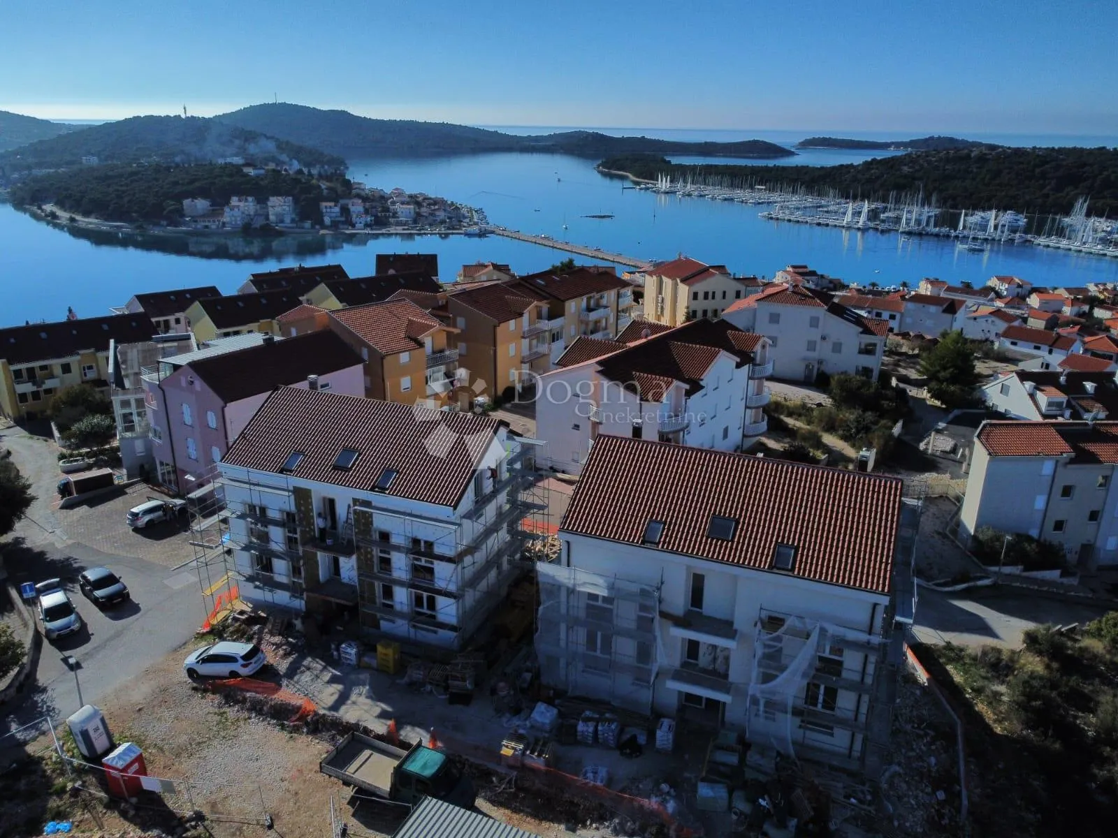 ROGOZNICA- STAN S PREDIVNIM POGLEDOM s3 - cover