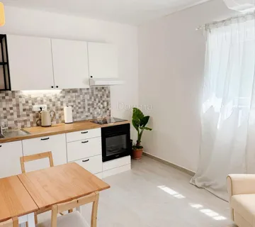 Kuća u centru Petrčana, 100 m od mora – idealna za život, najam ili investiciju - cover