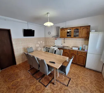 Najam kuće za deset ljudi - cover