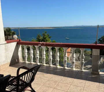 Stan s panoramskim pogledom na more  - cover