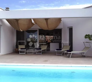 LUKSUZNA MODERNA PRIZEMNICA - POGLED MORE I BAZEN - cover