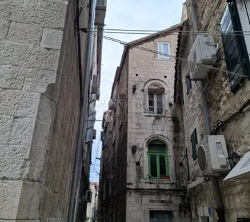 Dvosoban stan za renovaciju u centru Splita – potkrovlje u tradicionalnoj zgradi - cover