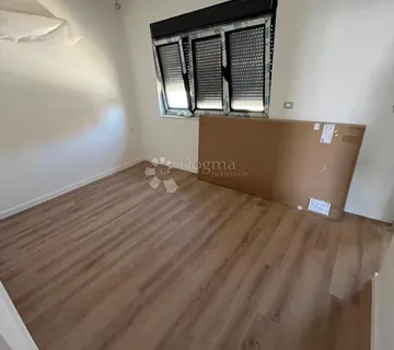 Trosobni stan Višnjik - Vrt, terasa, garaža - cover