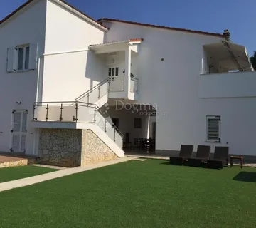 ISTRA PJEŠČANA UVALA / KUĆA SA PROSTRANOM OKUĆNICOM - cover