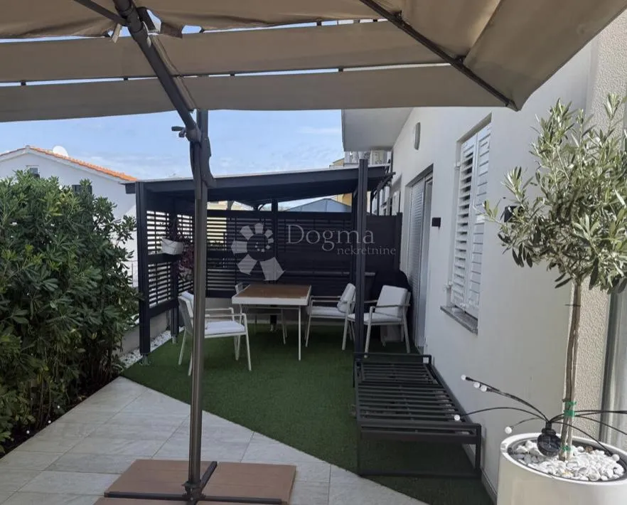 Apartman u novogradnji s velikom terasom i okućnicom - cover