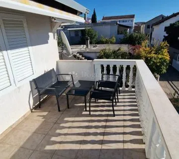 Kuća blizu mora sa tri stana - cover