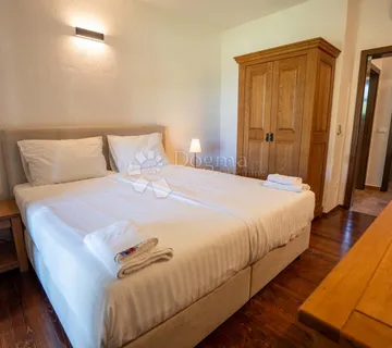 JEDNA OD 10 VILA-KOMPLEKSA-HERAKI-POREČ - cover