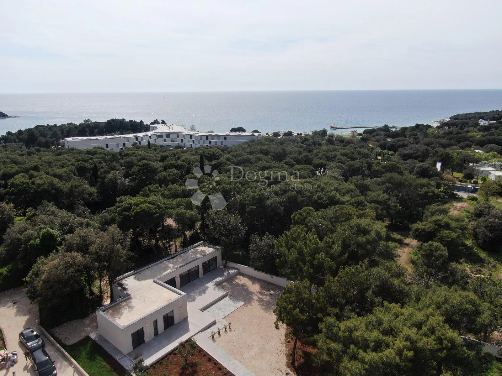  ISTRA ,ROVINJ -MODERNA VILA SA PROSTRANOM OKUĆNICOM ! - cover