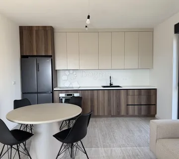 Ekskluzivan penthouse s krovom 109 m² i namještajem - cover
