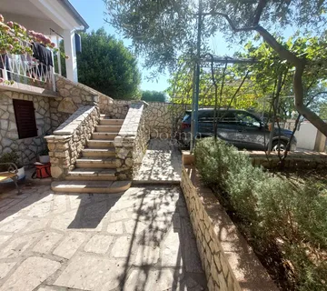 Samostojeća kuća na korak od mora - cover