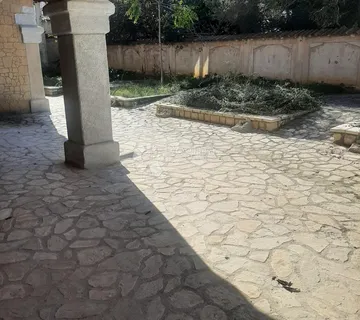 Poslovni prostor sa dvorištem centar Novalje - cover