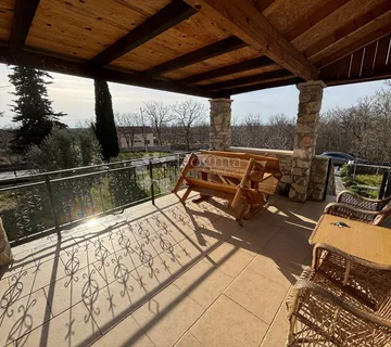 Stan u kamenoj kući s prostranom terasom i dvorištem - cover