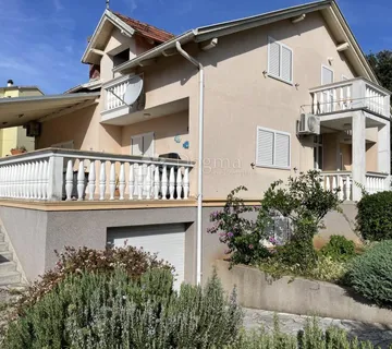 Vodice – Kuća s 3 stana i dodatnim objektom, 500 m od mora - cover