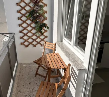 JEDNOSOBAN STAN NA VEŽICI! - cover