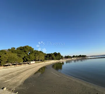 STAN U CENTRU NA SVEGA 100M OD MORA I SVIH SADRŽAJA - cover