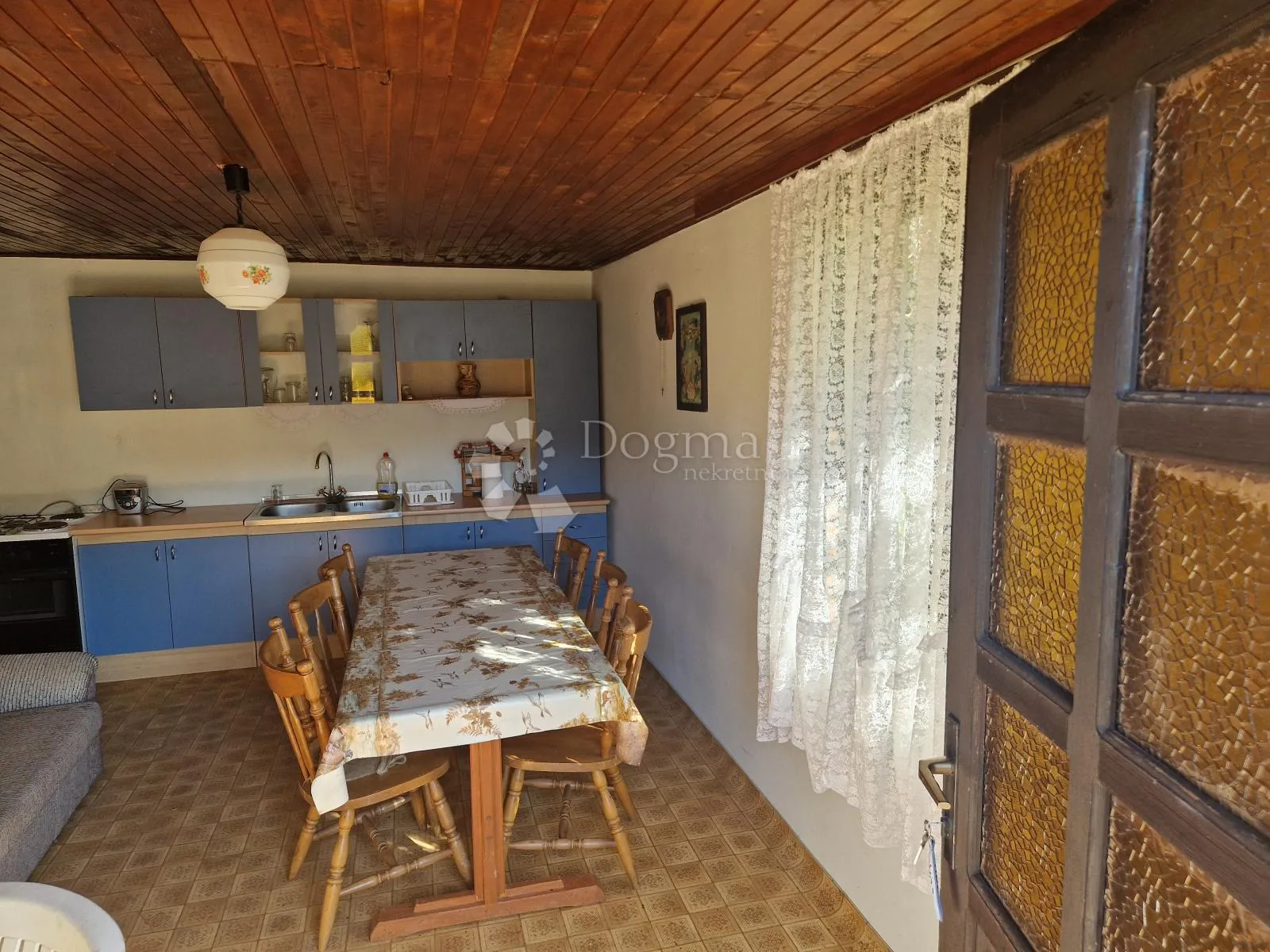 Vikendica s prekrasnim pogledom, vinogradom i voćnjakom – idealna oaza mira - cover