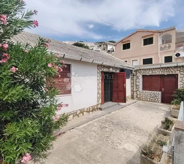 KUĆICA SA PANORAMSKIM POGLEDOM - cover