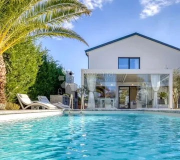 ROVINJ – samostojeća vila s bazenom na mirnoj lokaciji - cover