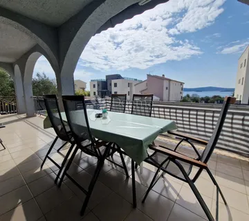 KUĆA S 4 APARTMANA - DRUGI RED OD MORA - cover