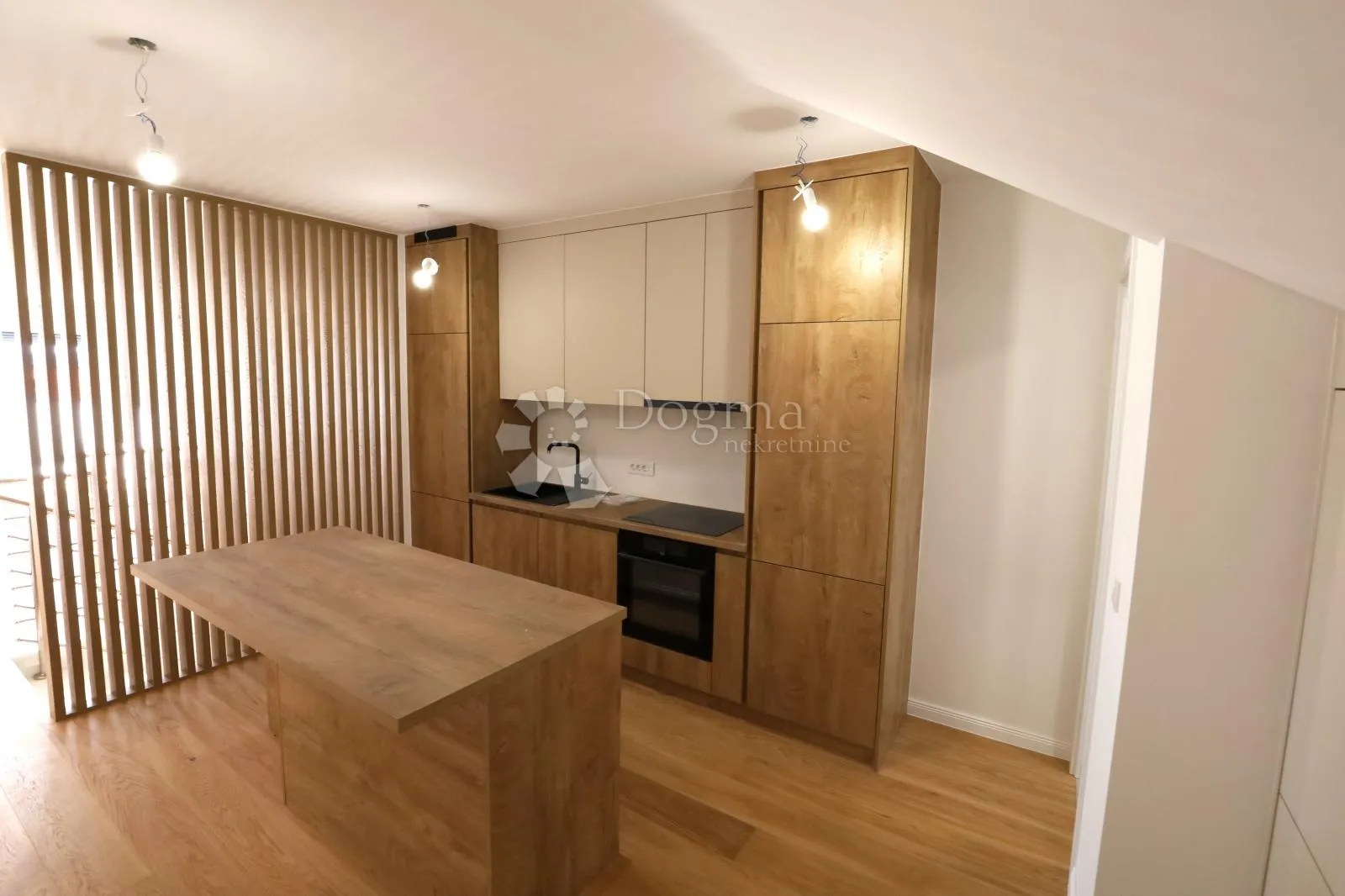 Useljivi apartman sa pogledom na more - cover