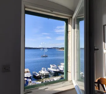 Stan u kamenoj kući prvi red do mora - cover