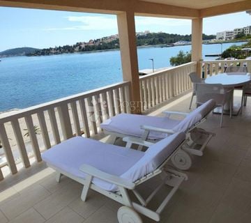 ROGOZNICA- PREDIVNA VILLA NA PLAŽI - cover