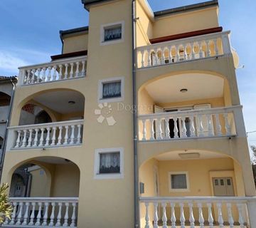 KUĆA SA 7 APARTMANA SELINE  PRILIKA - cover