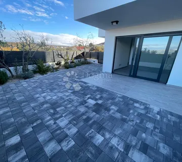 STAN S VRTOM I POGLEDOM NA MORE – MURTER - cover