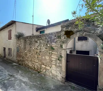 BUJE, KUĆA SA PREDIVNIM POGLEDOM ZA RENOVACIJU - cover