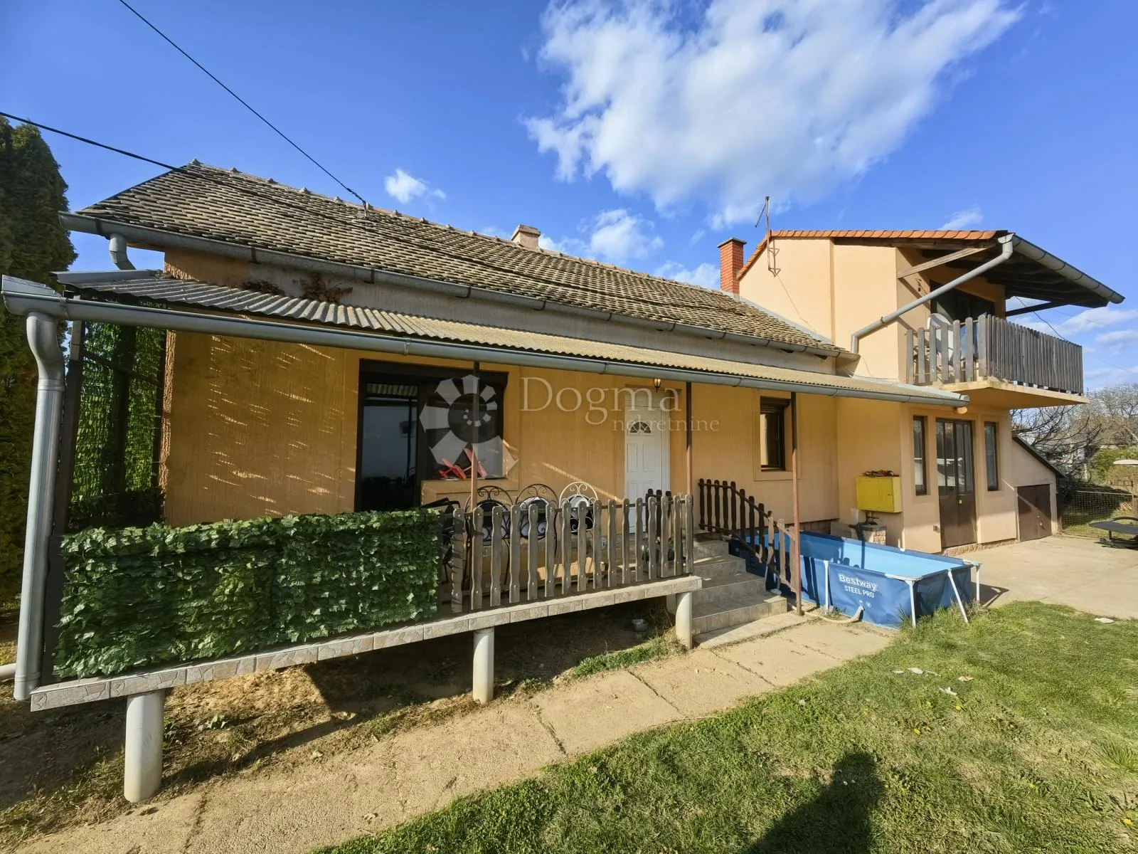 Obiteljska kuća u mirnom dijelu Petrijevaca - cover