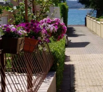 KUĆA 50m OD MORA - cover