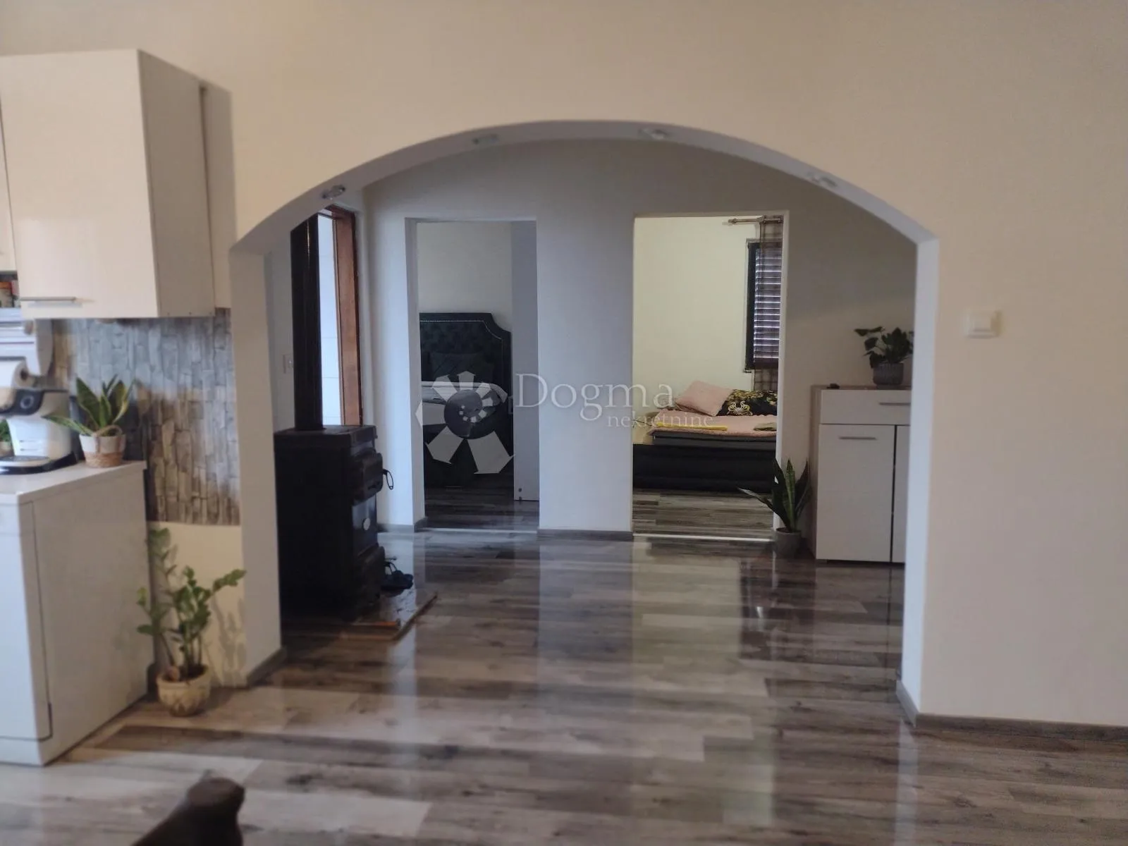 Uredna kuća s 2 stana, dostupno na kredit - cover