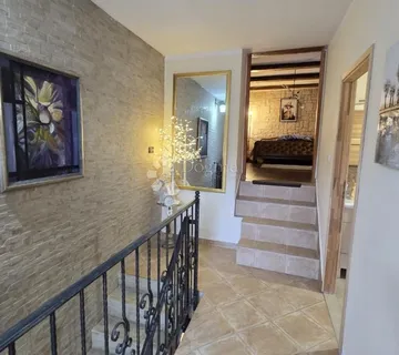 KUĆA SA POGLEDOM NA TRIBALJSKO JEZERO - cover