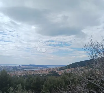 Kuća za renovaciju i velikom okućnicom s otvorenim pogledom na grad Split! - cover