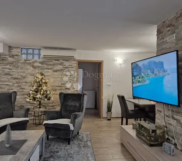 Prostran obiteljski stan u Medulinu - cover