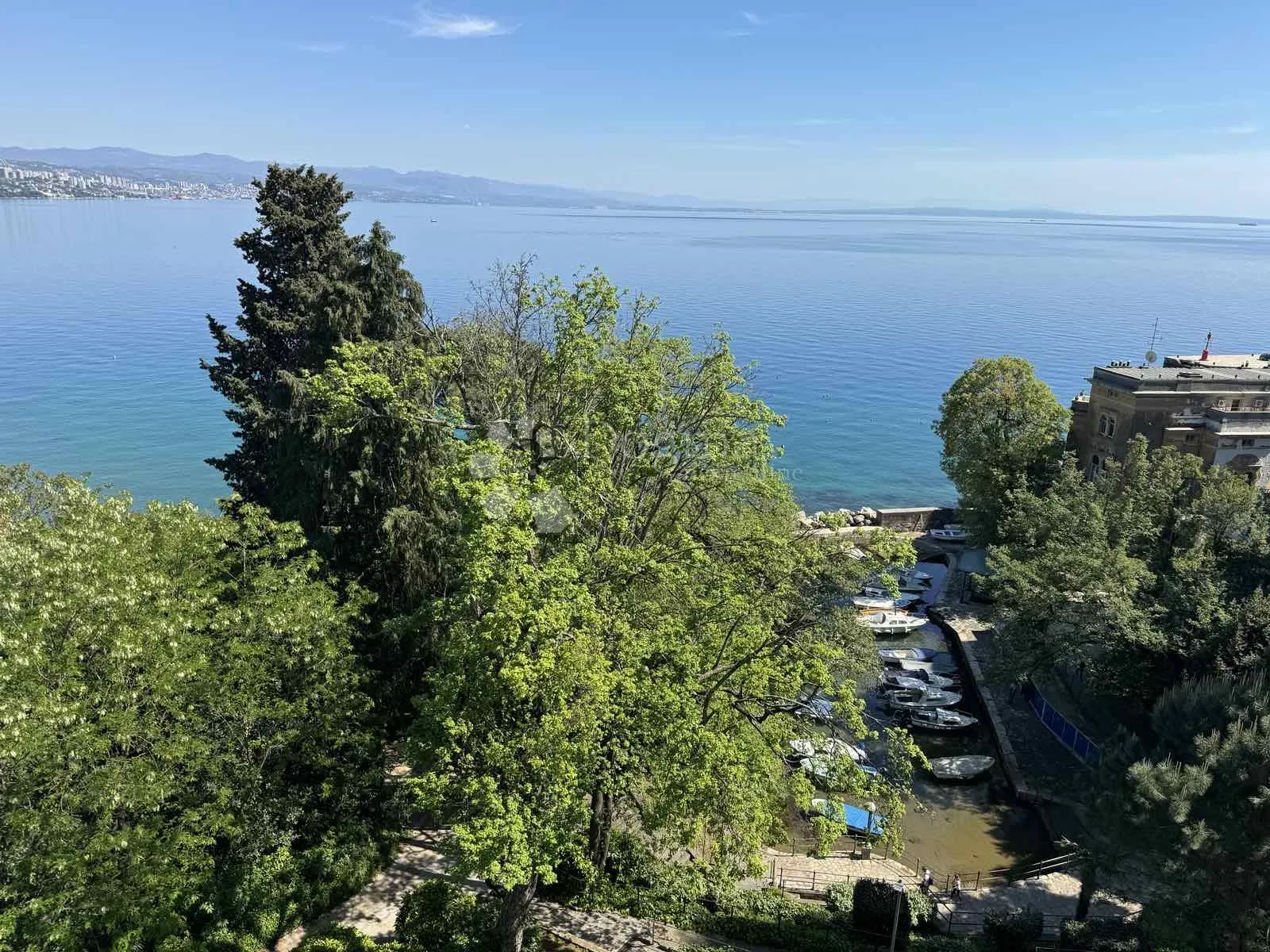 OPATIJA, CENTAR - prostran stan s terasom , prvi red do mora s pogledom  - cover