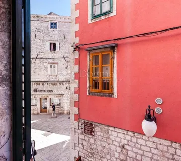 Prodaje se luksuzno renoviran stan od 114 m² u srcu Šibenika – idealna prilika za turistički najam! - cover