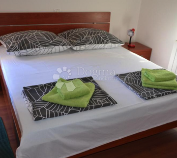 Stan s bazenom, ljetnom kuhinjom i terasom – odmah useljiv - cover