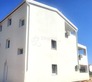 Sofisticirana kuća - novogradnja s tri kategorizirana apartmana - cover