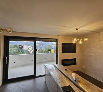 Trosoban stan u prizemlju s vrtom u naselju Mravince!  Solin - cover