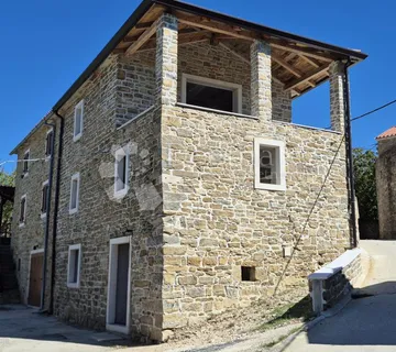 Adaptirana kamena kuća nedaleko Momjana - cover