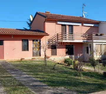 Prostrana Kuća s Dva Apartmana u Mirnom Okruženju Blizu Brtonigle - cover