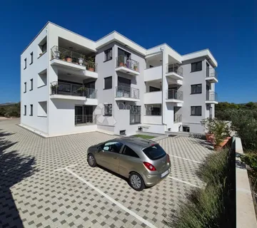 PRODAJE SE – ELEGANTAN STAN DVOSOBAN S MOGUĆNOŠĆU DODATNOG SUTERENA, PRIMOŠTEN - cover