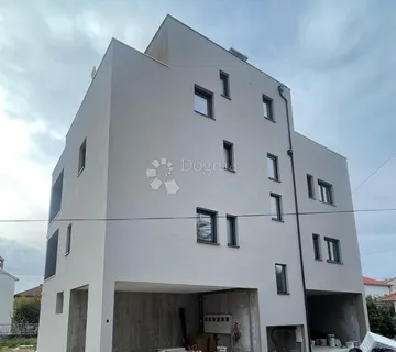 DVOETAŽNI STAN 200 M OD MORA - cover