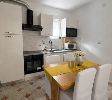 DIKLO (Zadar) - komforan renovirani stan 60 m2  - cover