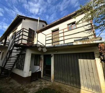 Mir i prostor - obiteljska kuća s oranicom i pomoćnim zgradama - cover