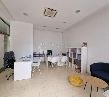 Poslovni prostor 25 m2 u centru Pule! - cover