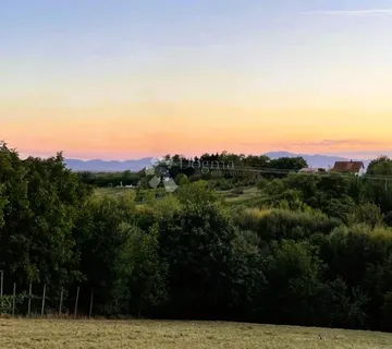 Poljoprivredno zemljište s panoramskim pogledom - cover