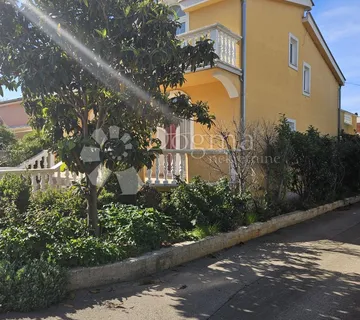 Apartmanska kuća u Pakoštanima - cover
